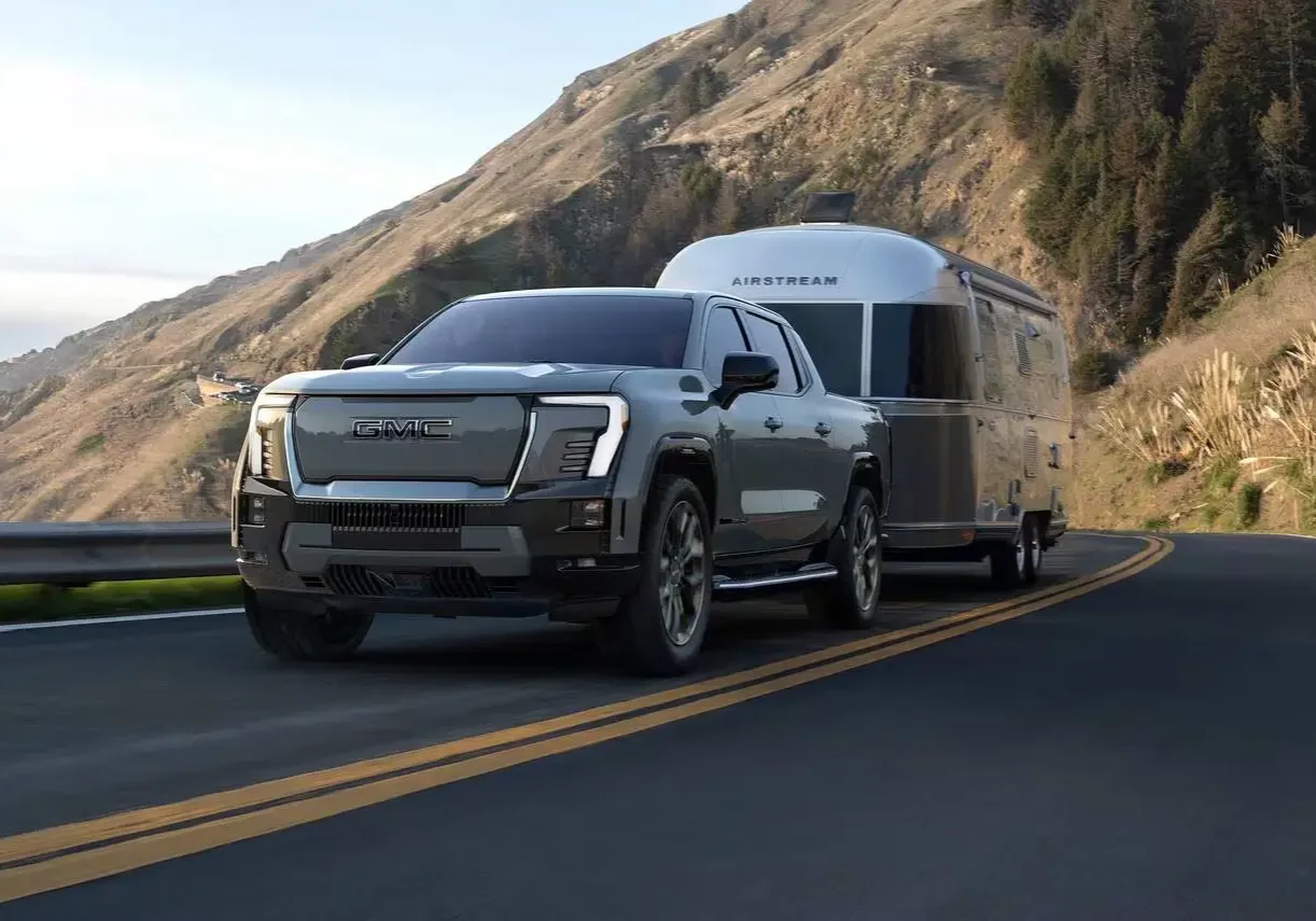2026_gmc_sierra-ev_crew-cab-pickup_denali-max-range_life1_oem_1_1280x855